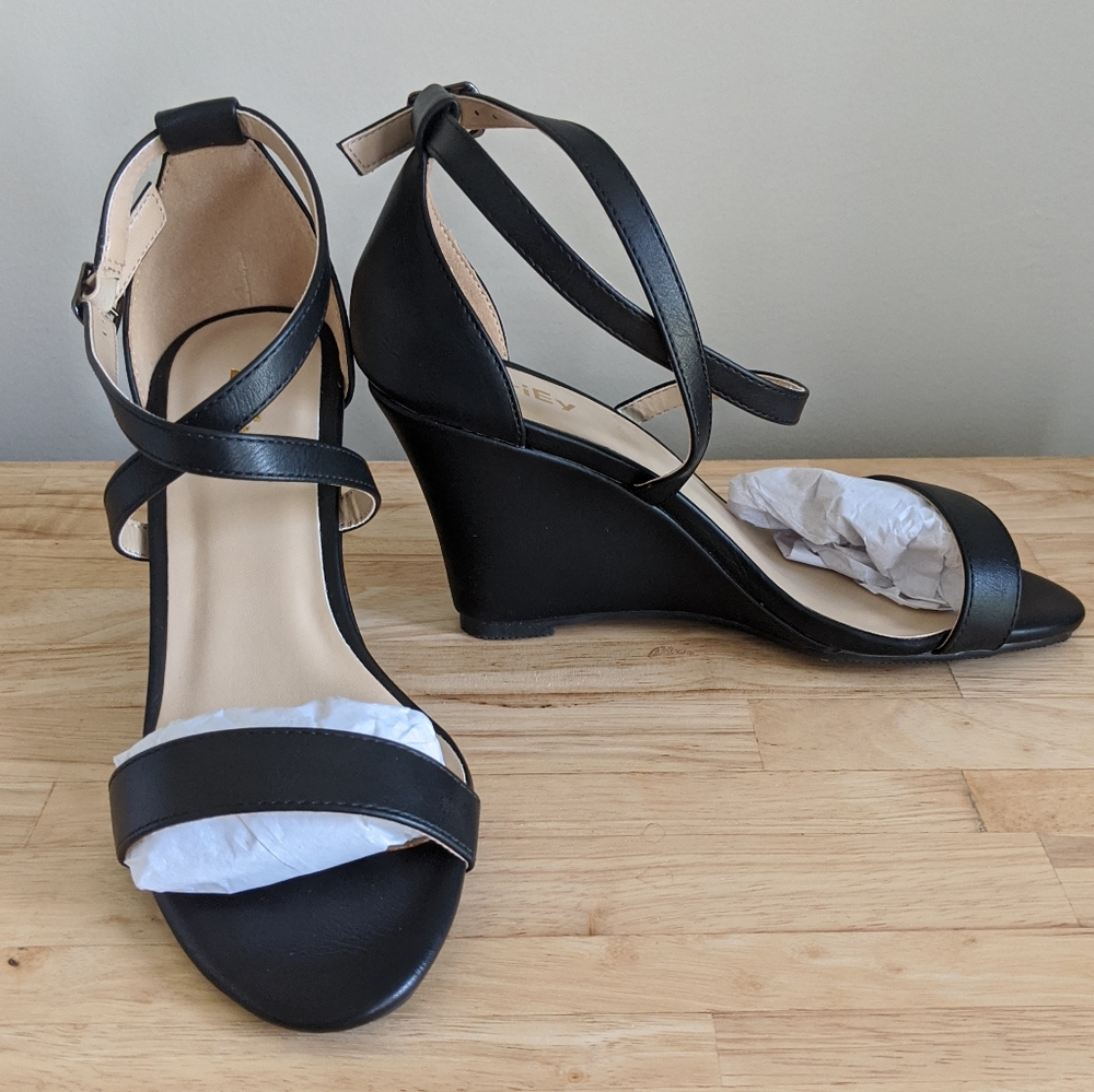 NIB Zriey strappy wedge sandals size 6M